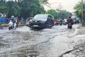 Banjir, Lalin Jalan Daan Mogot Macet Total