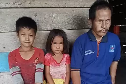 Kisah Duda Disabilitas di Nias Bertahan Hidup Bersama 2 Anak yang Masih Kecil