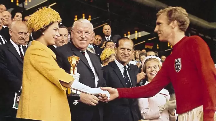 Ratu Elizabeth II dan Kenangan Timnas Inggris Boyong Trofi Piala Dunia 1966