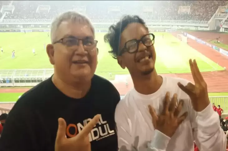 Pentolan Jakmania dan Bobotoh Mesra di Tribun Pakansari saat Indonesia vs Curacao