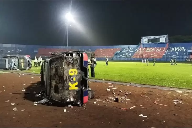 Kerusuhan Suporter Arema, Dua Mobil Polisi Dirusak dan 1 Hangus Terbakar