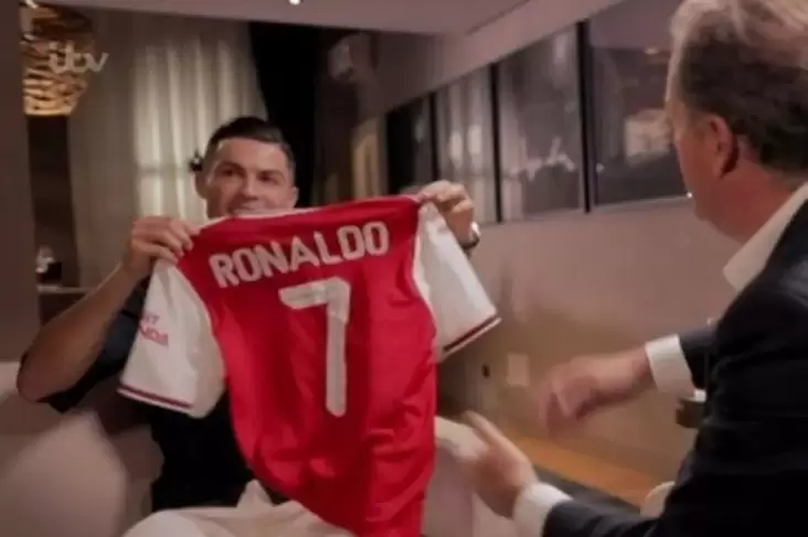 Piers Morgan Bagikan Foto Ronaldo Pamer Jersey Nomor 7 Arsenal