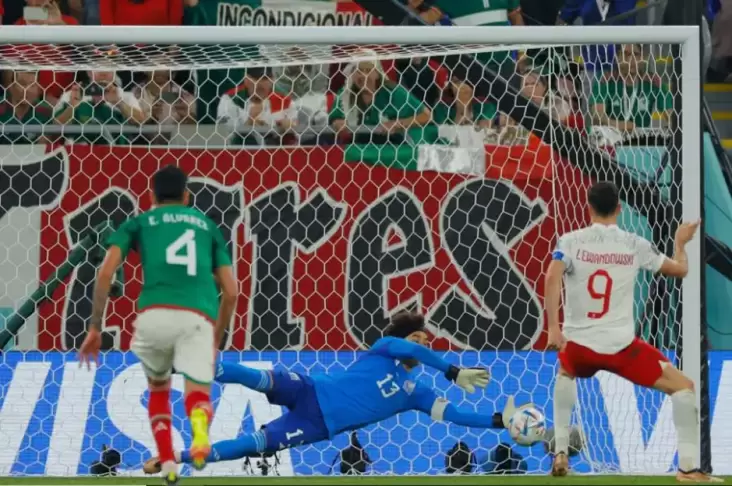 Profil Guillermo Ochoa, Man of The Match Meksiko vs Polandia Gagalkan Penalti Lewandowski
