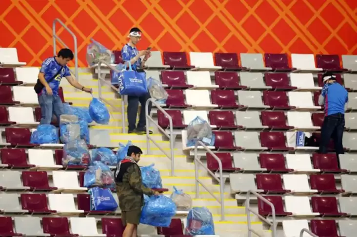 Fans Jepang Pilih Bersih-Bersih Stadion ketimbang Rayakan Kemenangan Atas Jerman