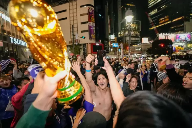 Viral! Fans Jepang Berpesta di Simpang Ikonik Shibuya usai Samurai Biru Tekuk Jerman
