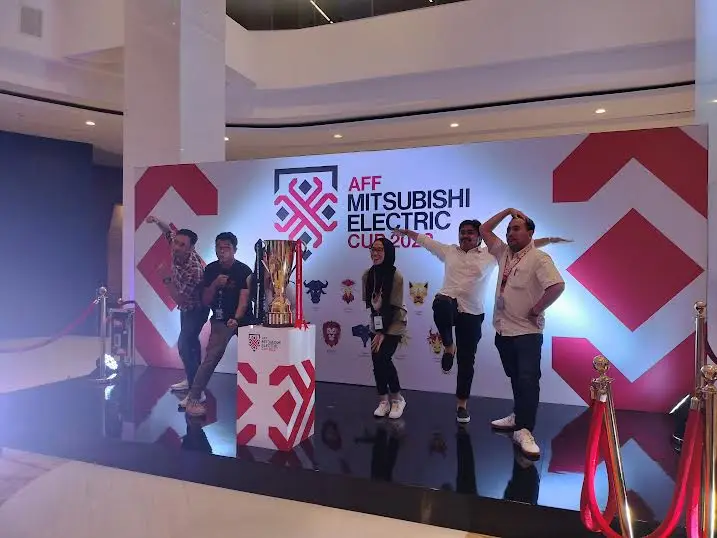 Trofi Piala AFF 2022 Dipajang di iNews Tower, Fans Ramai Berselfie