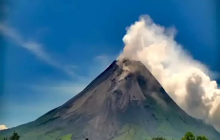 Aktivitas Gunung Merapi Tinggi, Terjadi 40 Kali Guguran Lava Pijar Sepanjang Jumat